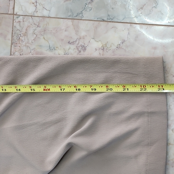 Bundle of DKNY capri and bermuda - Picture 16 of 16